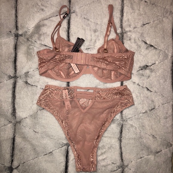 Victoria’s Secret Bra 34D & Pantie Small Set - Picture 2 of 3